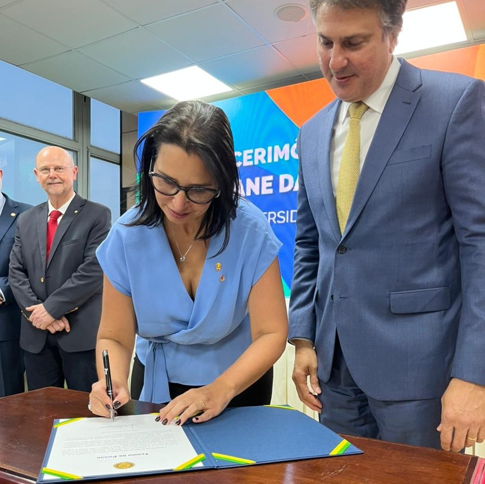 Reitora da FURG é oficialmente empossada em Brasília pelo MEC