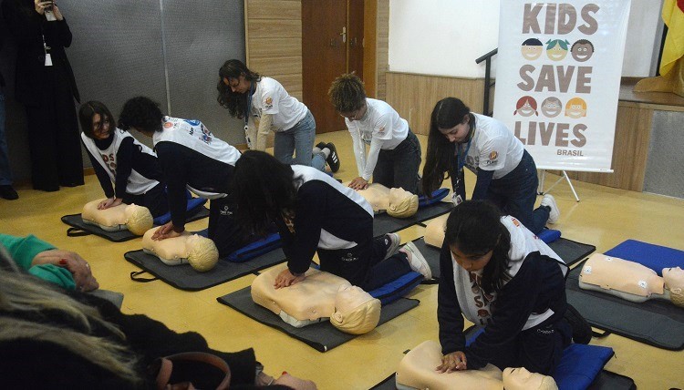 Alunos do Kids Save Lives realizam treinamento no HU-FURG/Ebserh