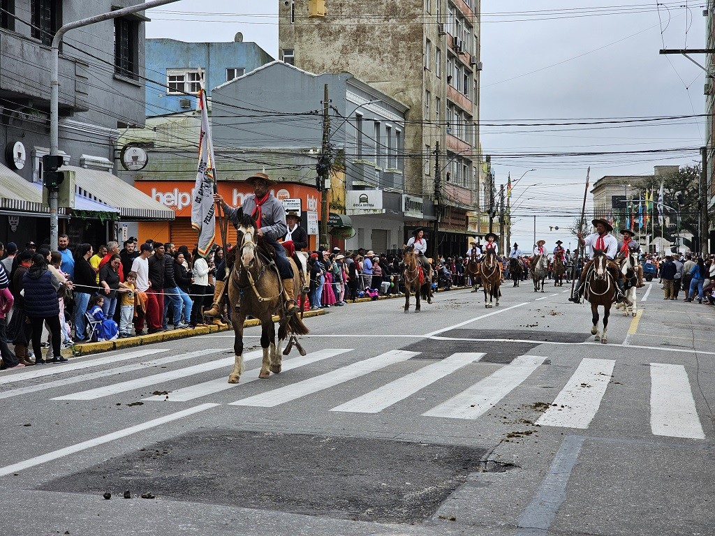 Chama Crioula chega a Rio Grande e dá início à programação da Semana Farroupilha