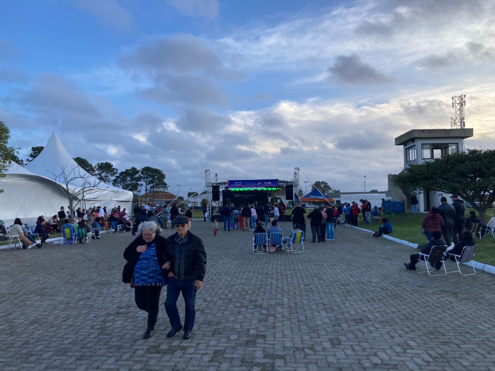 Feira do Livro recebe grande público neste domingo (31) com a Mateada do Grupo Oceano