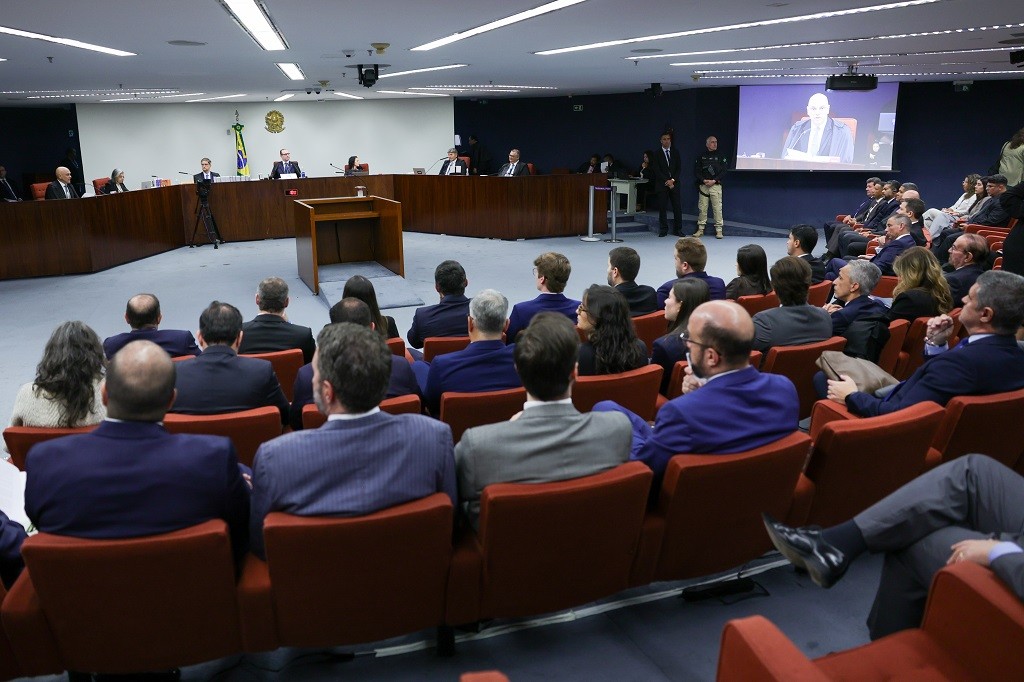 Julgamento de Bolsonaro e mais sete réus tem início no STF