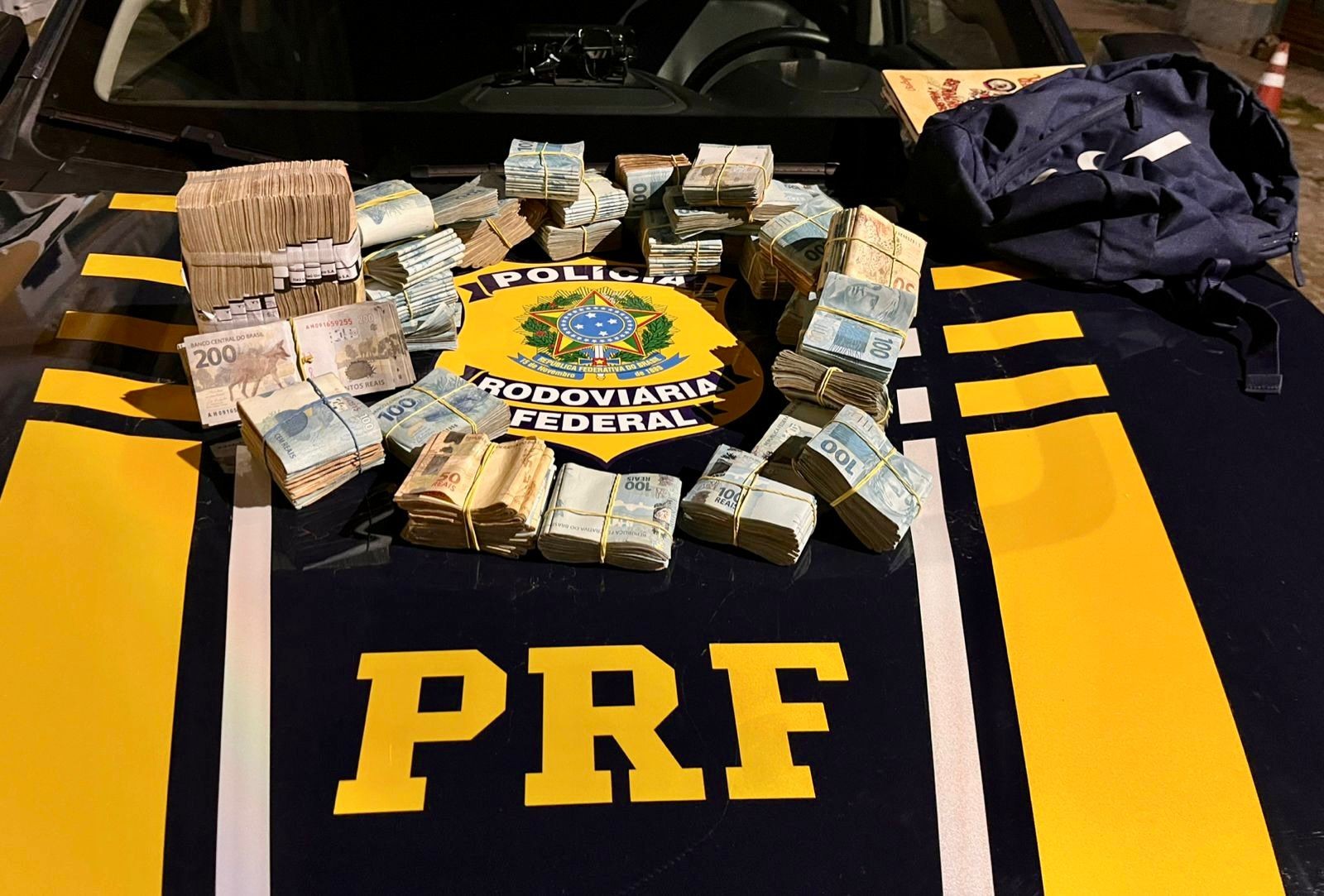 PRF prende dois homens com mais de R$ 360 mil em Rio Grande