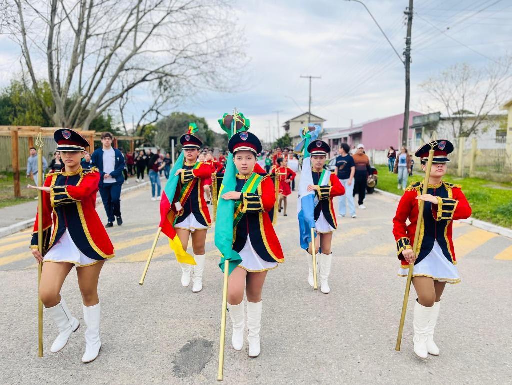 Escolas do Povo Novo celebram Semana da Pátria com desfile cívico e apresentações culturais