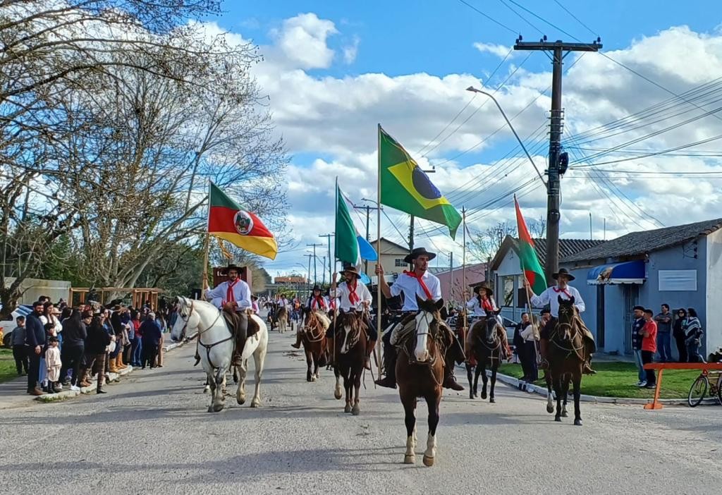 Festejos Farroupilhas  Desfile abre programação no distrito do Povo Novo e reúne grande público
