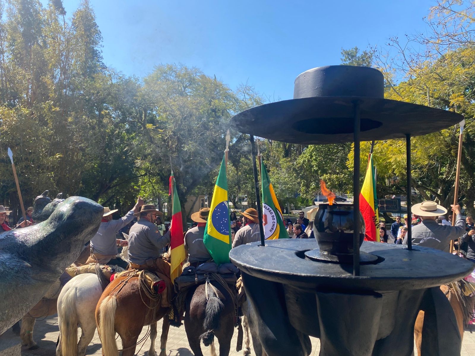Semana Farroupilha 2025 tem abertura oficial em Rio Grande com acendimento da Chama Crioula