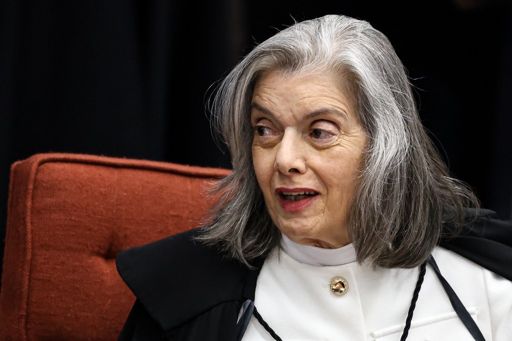 Cármen Lúcia forma maioria pela condenação de Bolsonaro e aliados