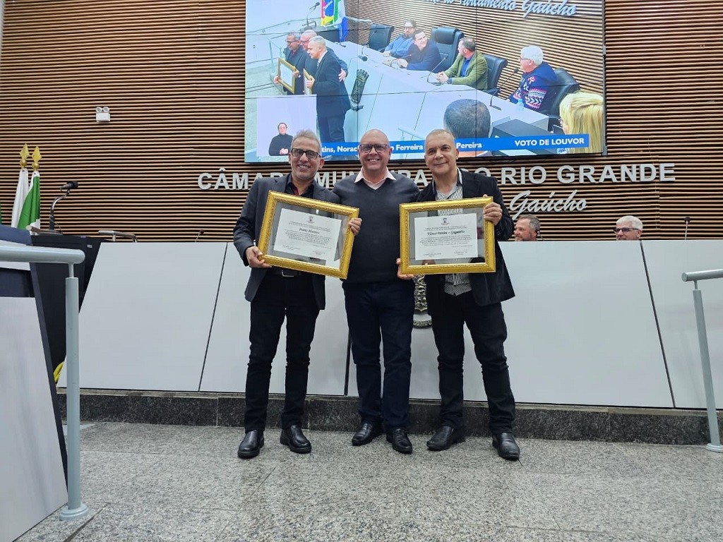 Legislativo rio-grandino homenageia os comunicadores do Grupo Oceano, Juares Martins e Vilmar Pereira 