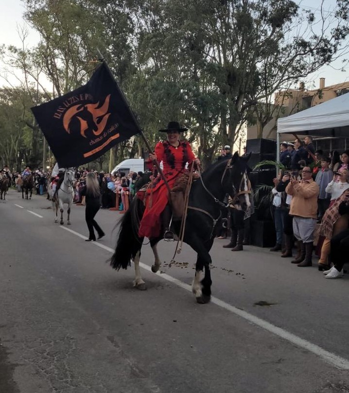 Desfile Elas, Luzes e Patas celebra protagonismo feminino no tradicionalismo neste sábado (13)