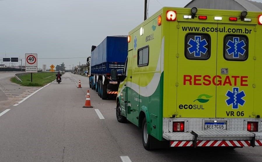 Motociclista morre em colisão traseira na BR 116, em Pelotas