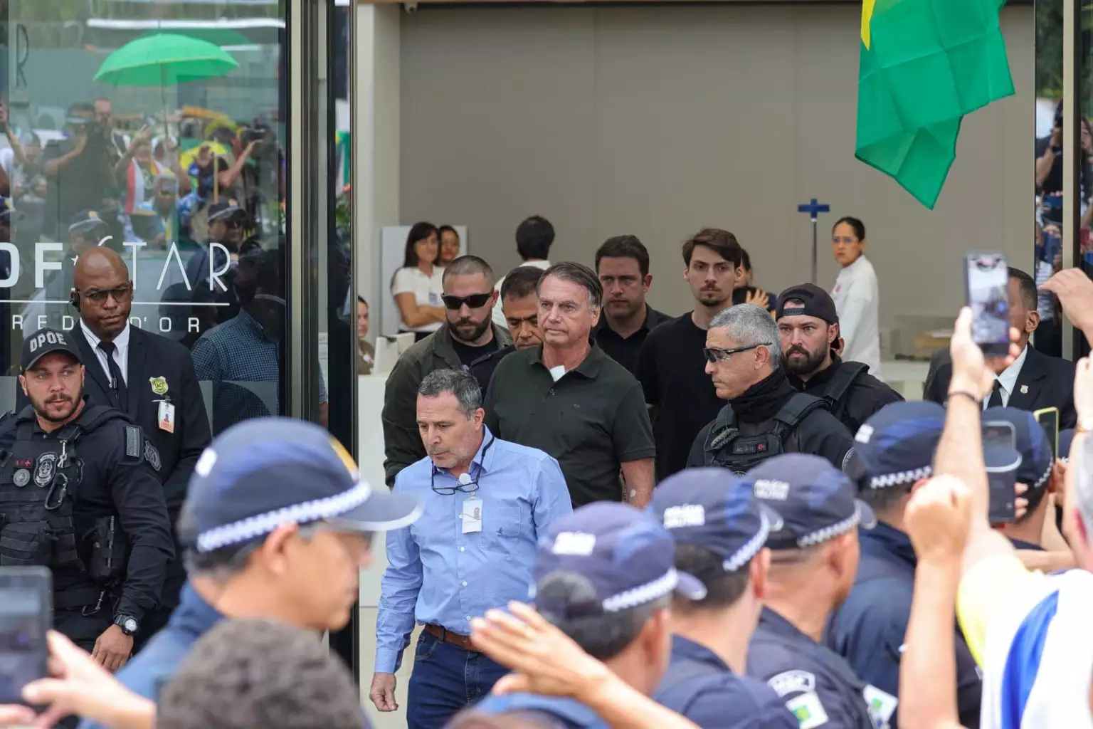 Jair Bolsonaro deixa hospital em Brasília após procedimentos médicos e retorna à prisão domiciliar