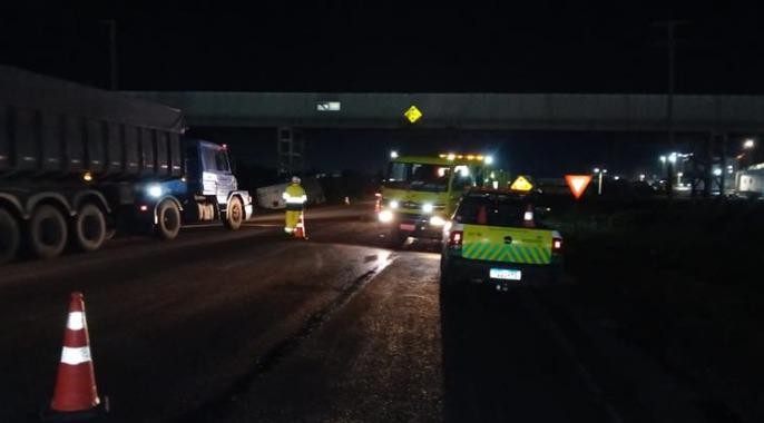 Caçamba de caminhão se solta após colisão em passarela e provoca acidente na BR-392
