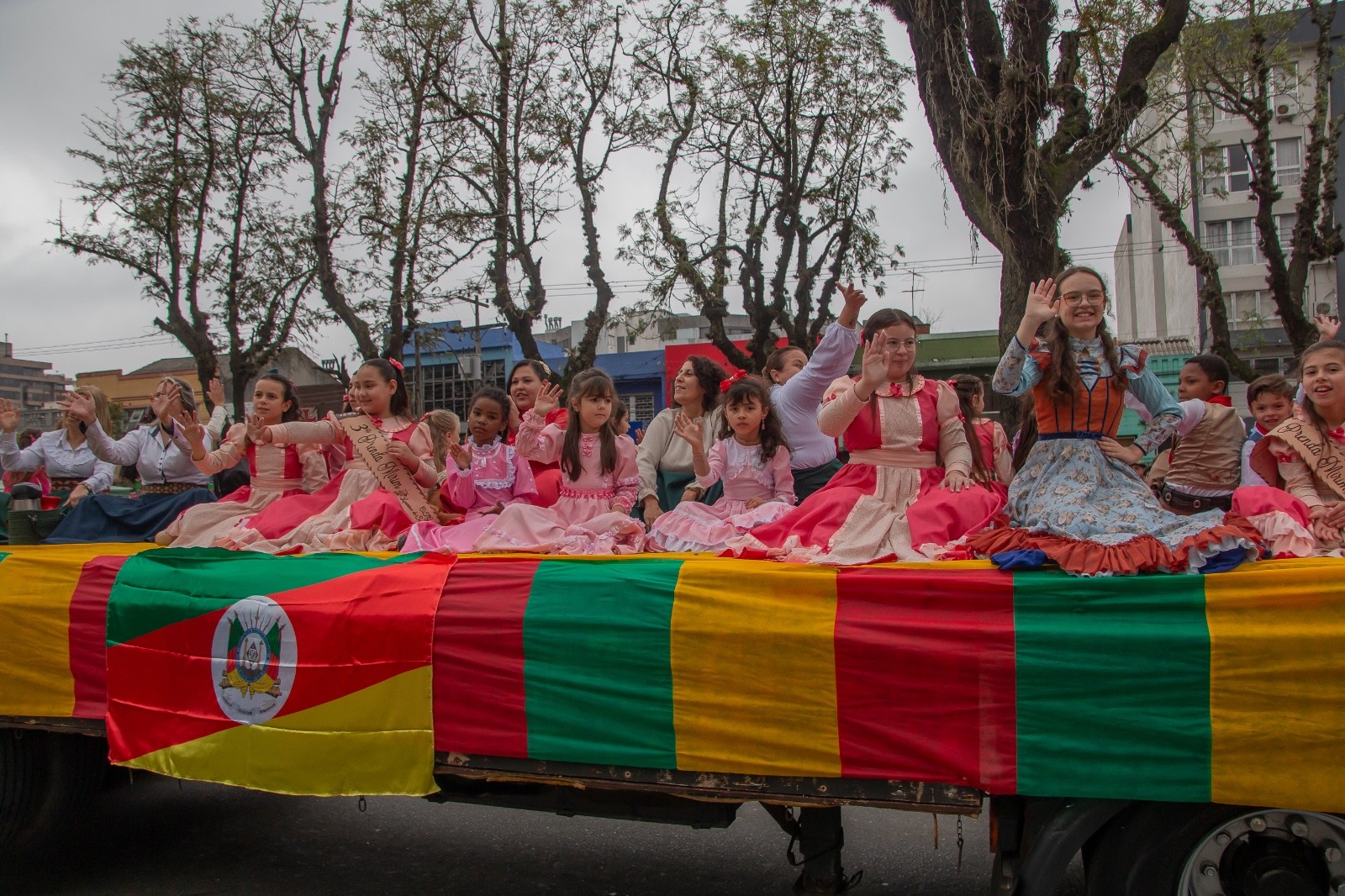 Desfile Farroupilha reúne milhares de pessoas na avenida Bento Gonçalves