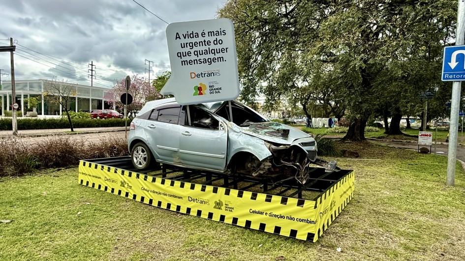DetranRS reforça campanha contra uso do celular com exposição de veículos acidentados
