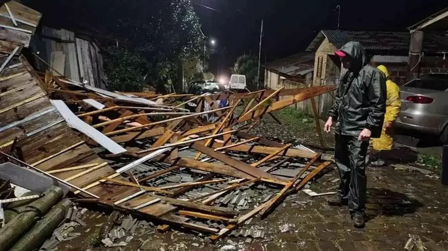 Chuvas e ventos atingem 33 municípios do RS e deixam dezenas de desabrigados