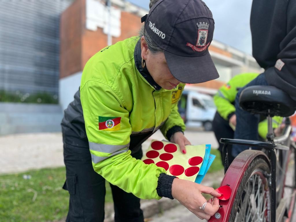Ciclistas recebem orientações e materiais refletivos em blitz educativa na Semana Nacional do Trânsito