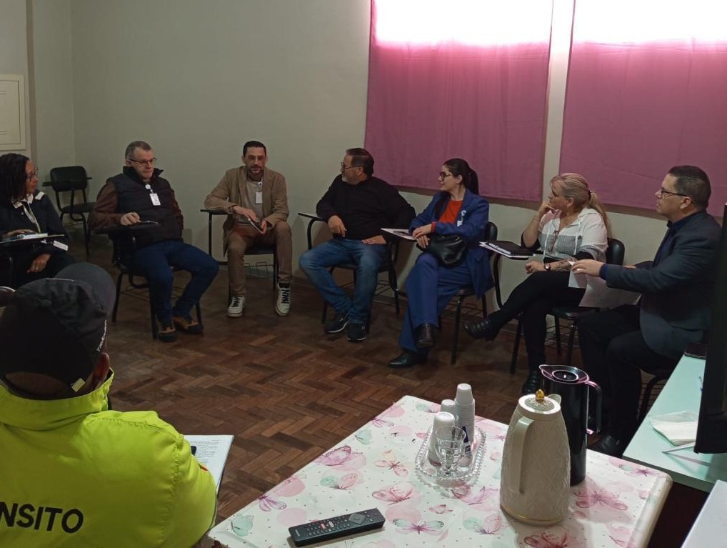 Parceria entre secretarias e hospitais discute segurança e agilidade no deslocamento de ambulâncias em Rio Grande