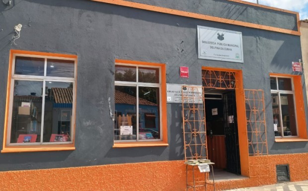 Biblioteca Pública Delfina da Cunha recebe doação de kit de livros da Editora Dublinense
