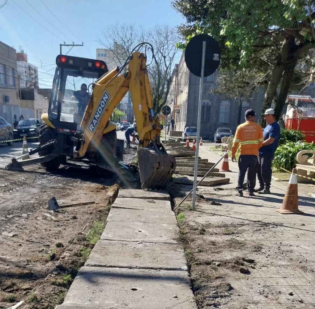 SMI realiza troca de tampas e limpeza de bocas de lobo em diferentes pontos da cidade