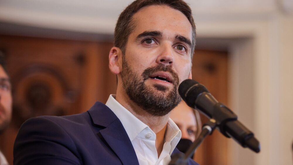 Governador Eduardo Leite passa por procedimento na coluna e mantém agenda oficial
