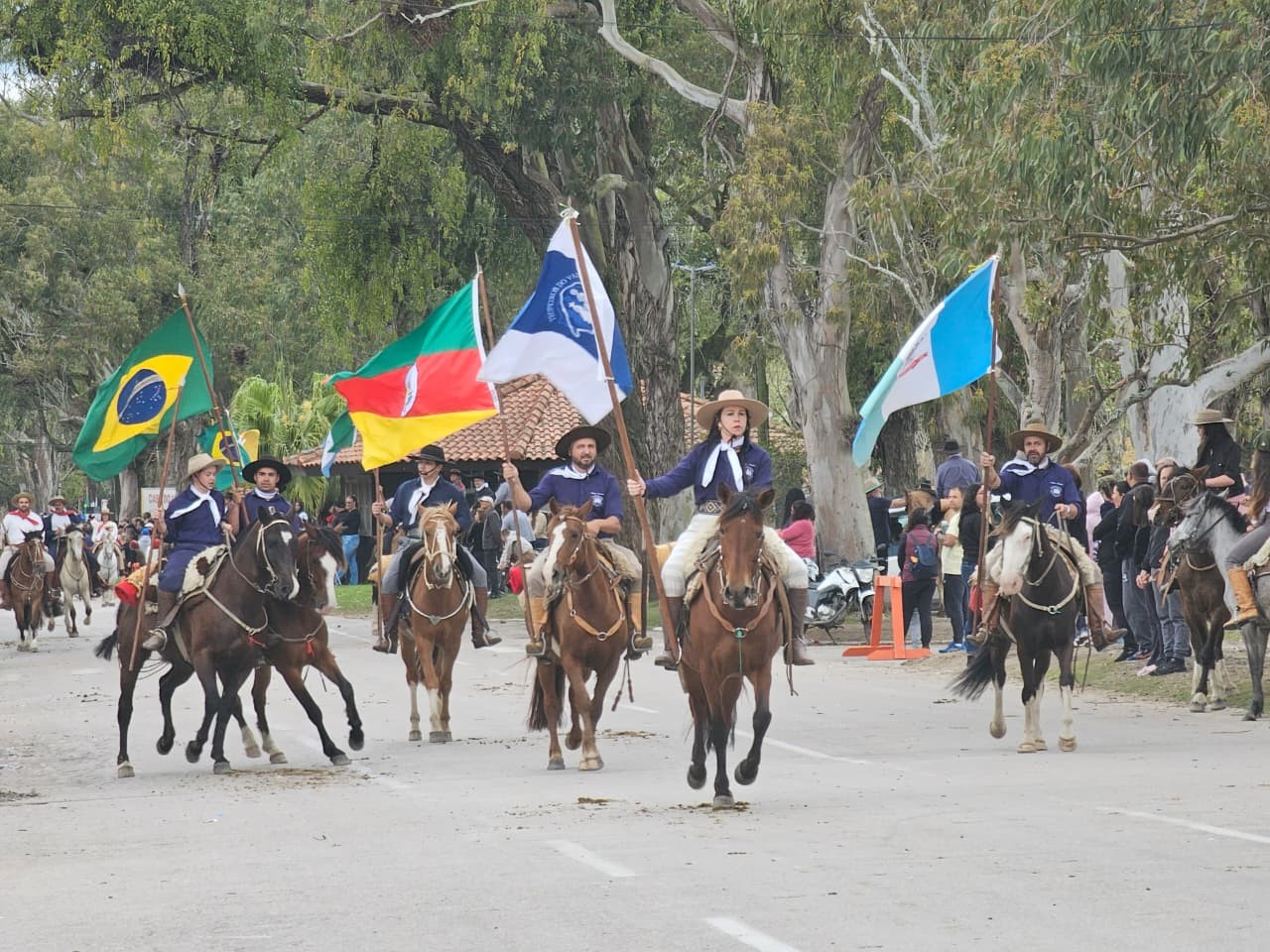 Tradicional desfile farroupilha atrai grande público no Cassino