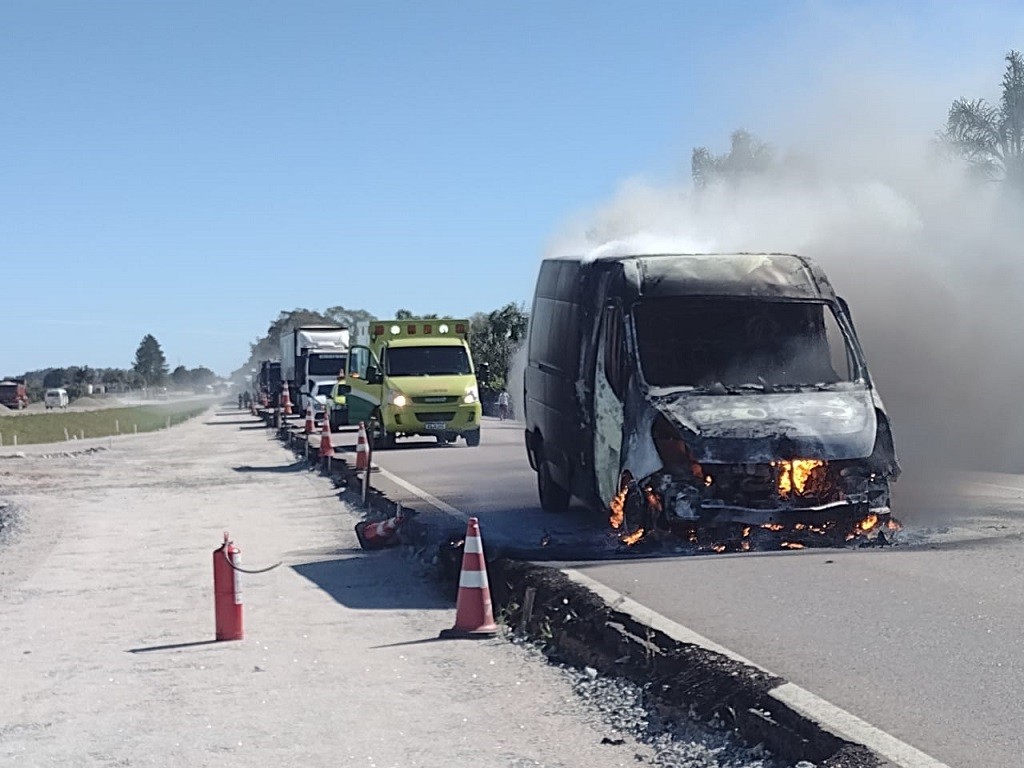 Van é atingida por incêndio na BR 116, em Cristal