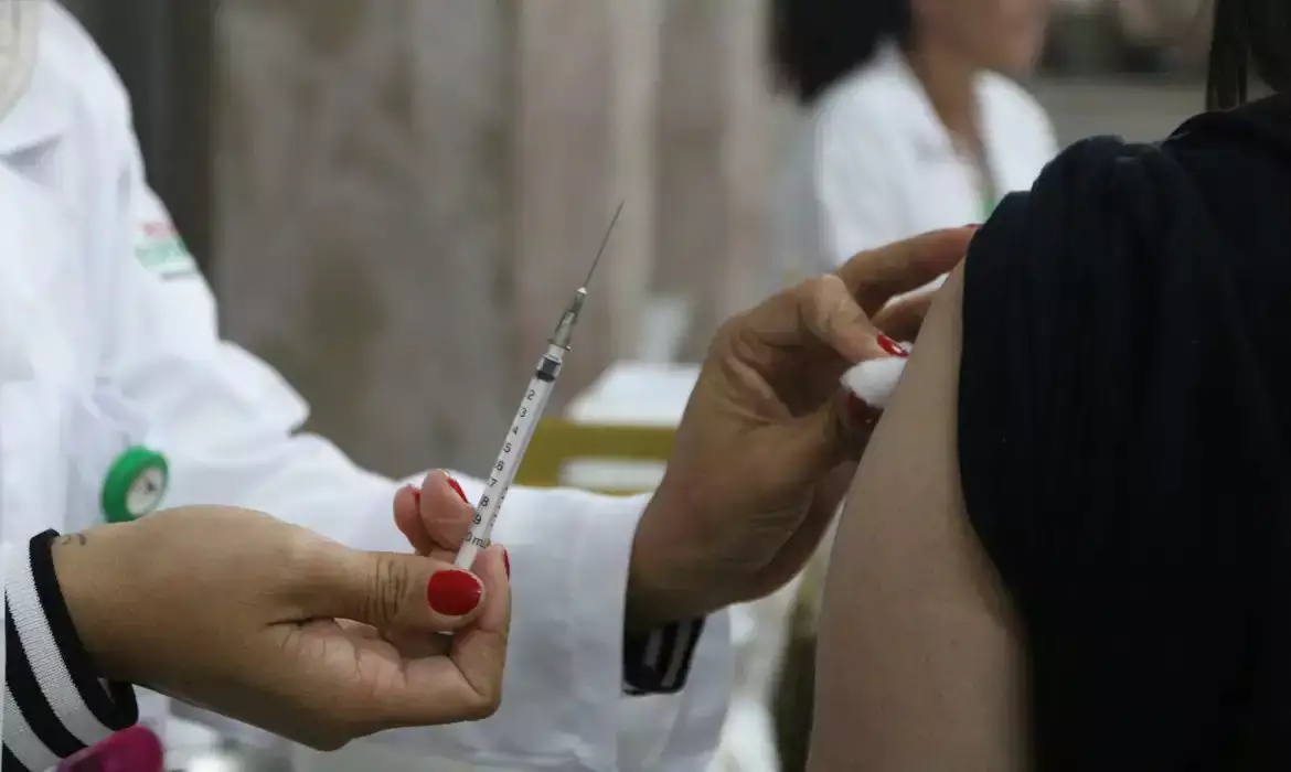 Vacinação contra covid-19 em gestantes reduz riscos de complicações e protege bebês, aponta estudo