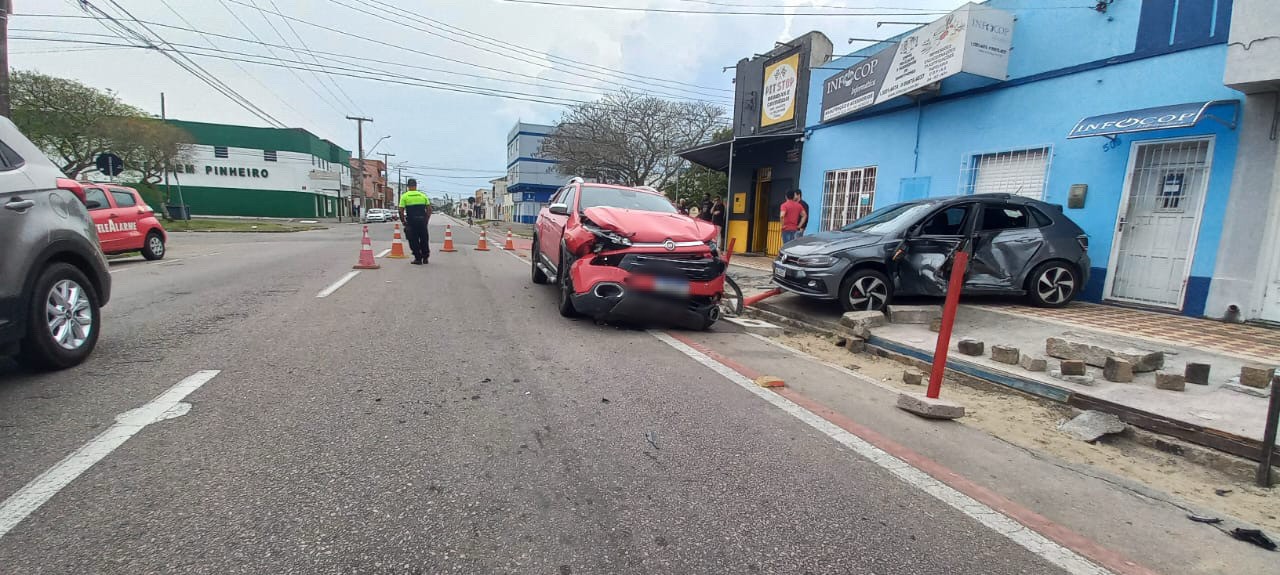 Acidente entre dois veículos deixa três pessoas feridas em Rio Grande