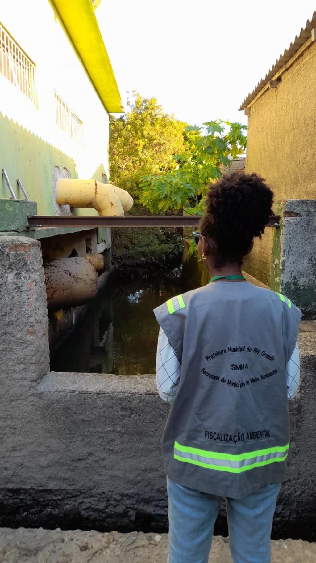 Meio Ambiente investiga descarte irregular de óleo na rede pluvial em Rio Grande