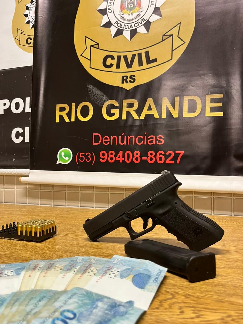 Mulher é presa por posse de arma de fogo de uso restrito em Rio Grande