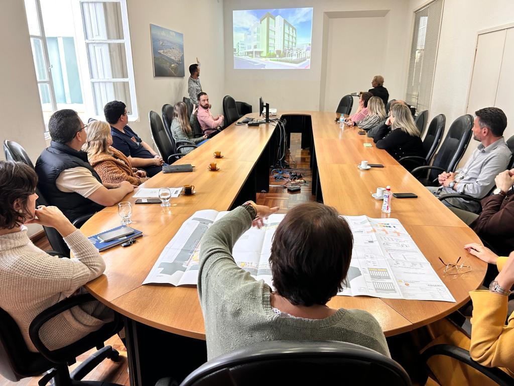 Em reunião, Executivo Municipal e gestores do HU-Furg avaliam o andamento das obras de modernização do hospital 