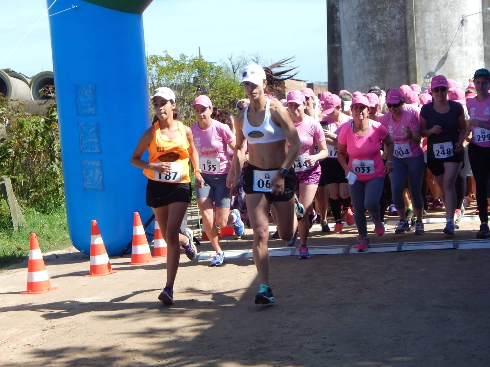 Corrida do Batom reúne mais de mil mulheres em ação pelo Outubro Rosa 