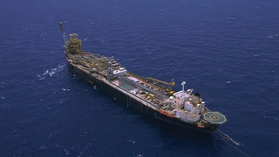 Plataforma P33 chega ao município para ser desmantelada no Estaleiro Rio Grande
