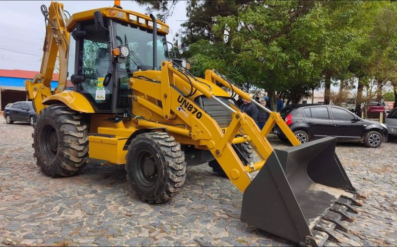 Patrulha Agrícola recebe nova retroescavadeira para reforçar atendimento ao setor primário