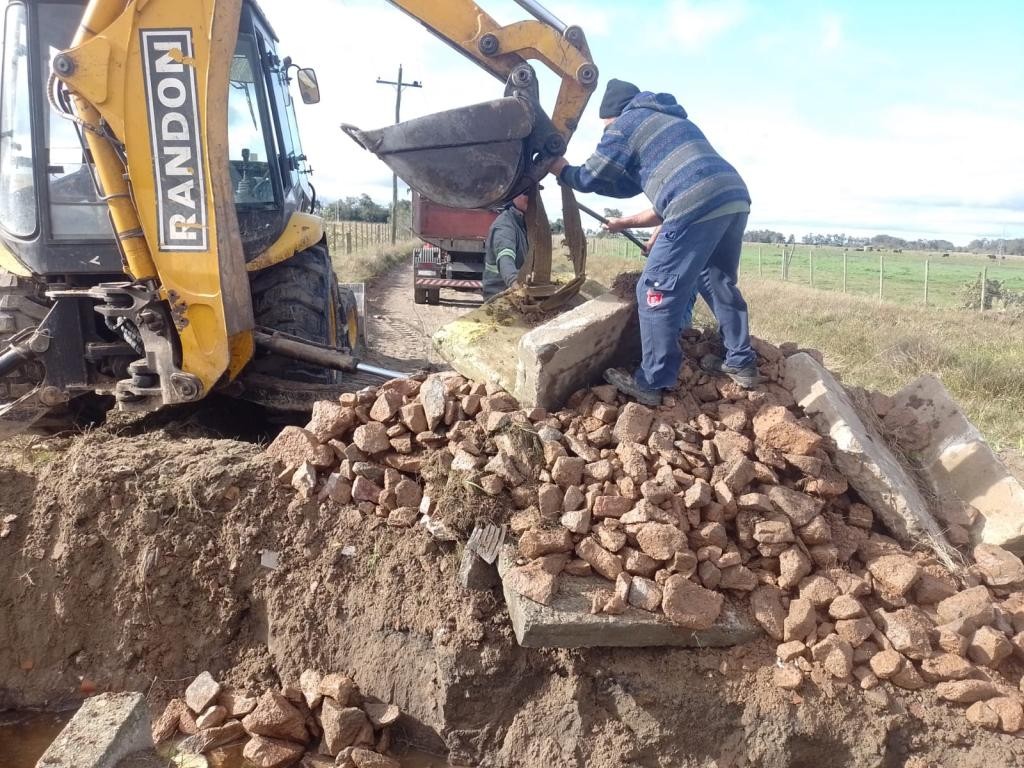 Prefeitura trabalha na recuperação de pontilhão no Corredor do Mel