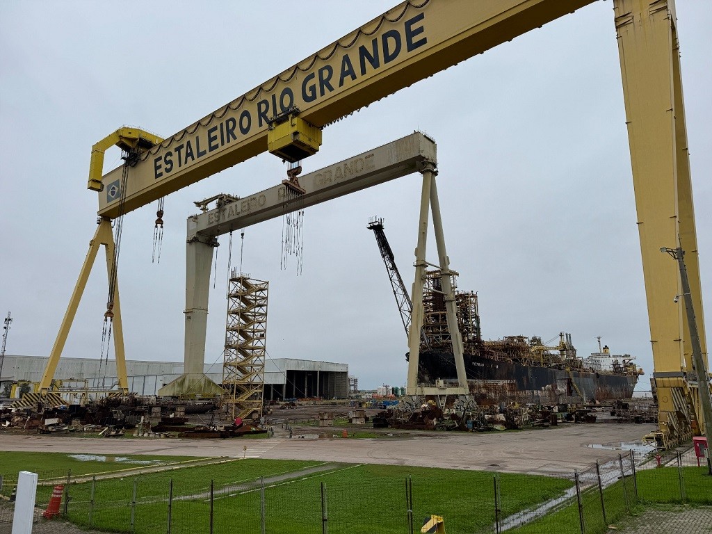 Plataforma P-33 da Petrobras ingressa no Estaleiro Rio Grande para desmontagem e reciclagem verde