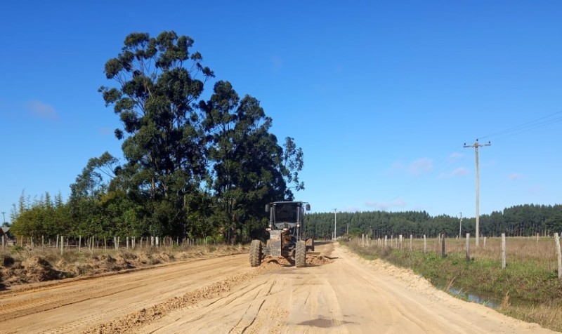    Smou realiza serviços de nivelameneto na localidade do Beco do Oriente