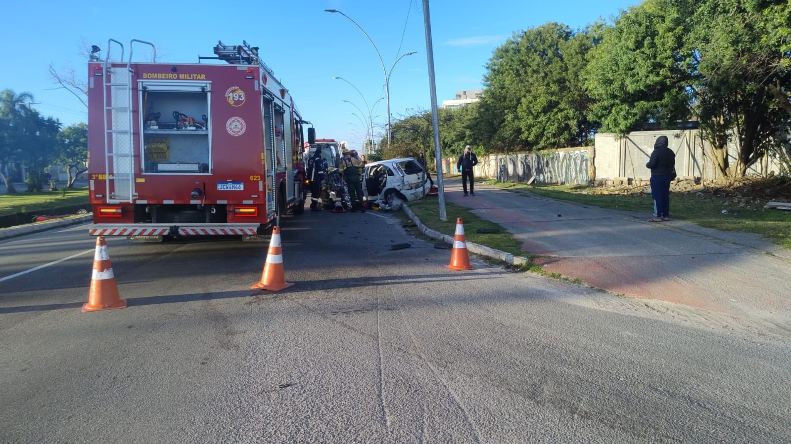 Acidente na Avenida JK deixa feridos e bloqueia trânsito na manhã desta terça em Pelotas