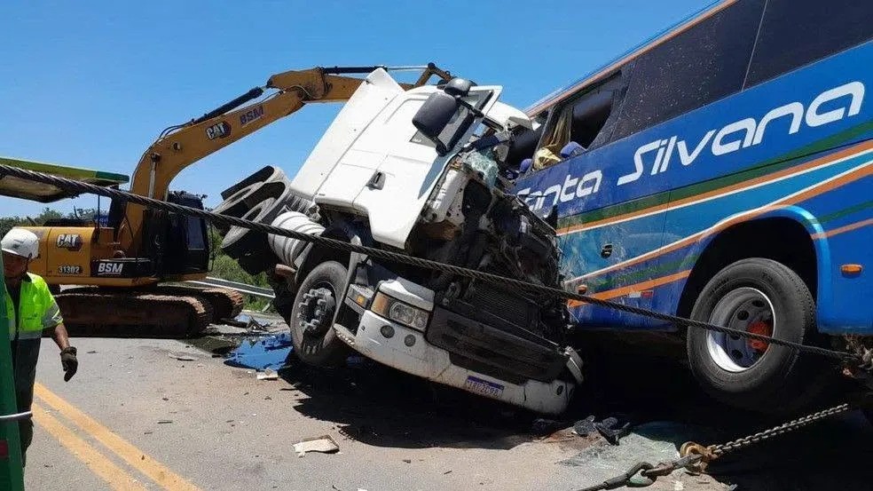 MP-RS denuncia motorista de carreta por homicídio doloso em acidente com ônibus em janeiro