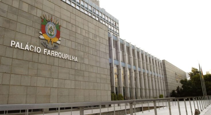 Assembleia derruba veto e aprova fim da taxa de licenciamento de veículos no RS
