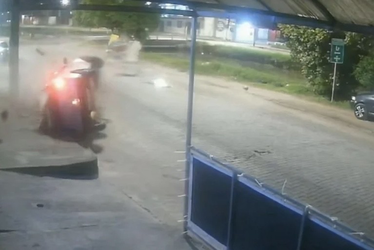 Colisão entre dois veículos deixa quatro pessoas feridas em Pelotas