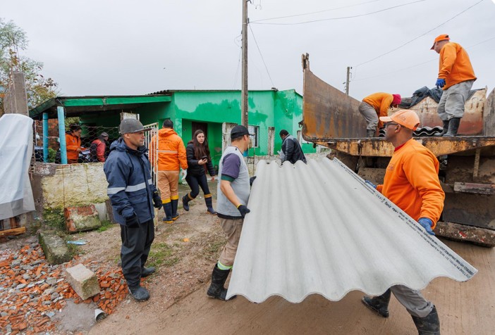 Prefeitura de Pelotas distribui telhas para atingidos pelo granizo