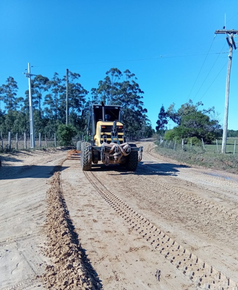 Prefeitura de São José do Norte realiza manutenção de vias em quatro localidades