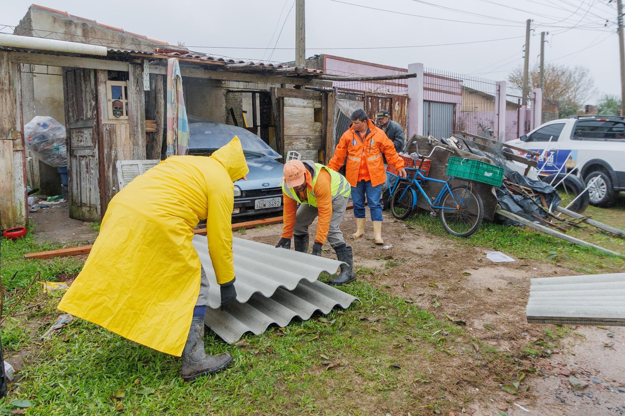 Atingidos por granizo no Balneário dos Prazeres, em Pelotas, voltam a receber telhas