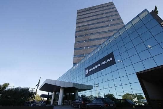 Ré é condenada por matar vítima a facadas após conflito relacionado a drogas