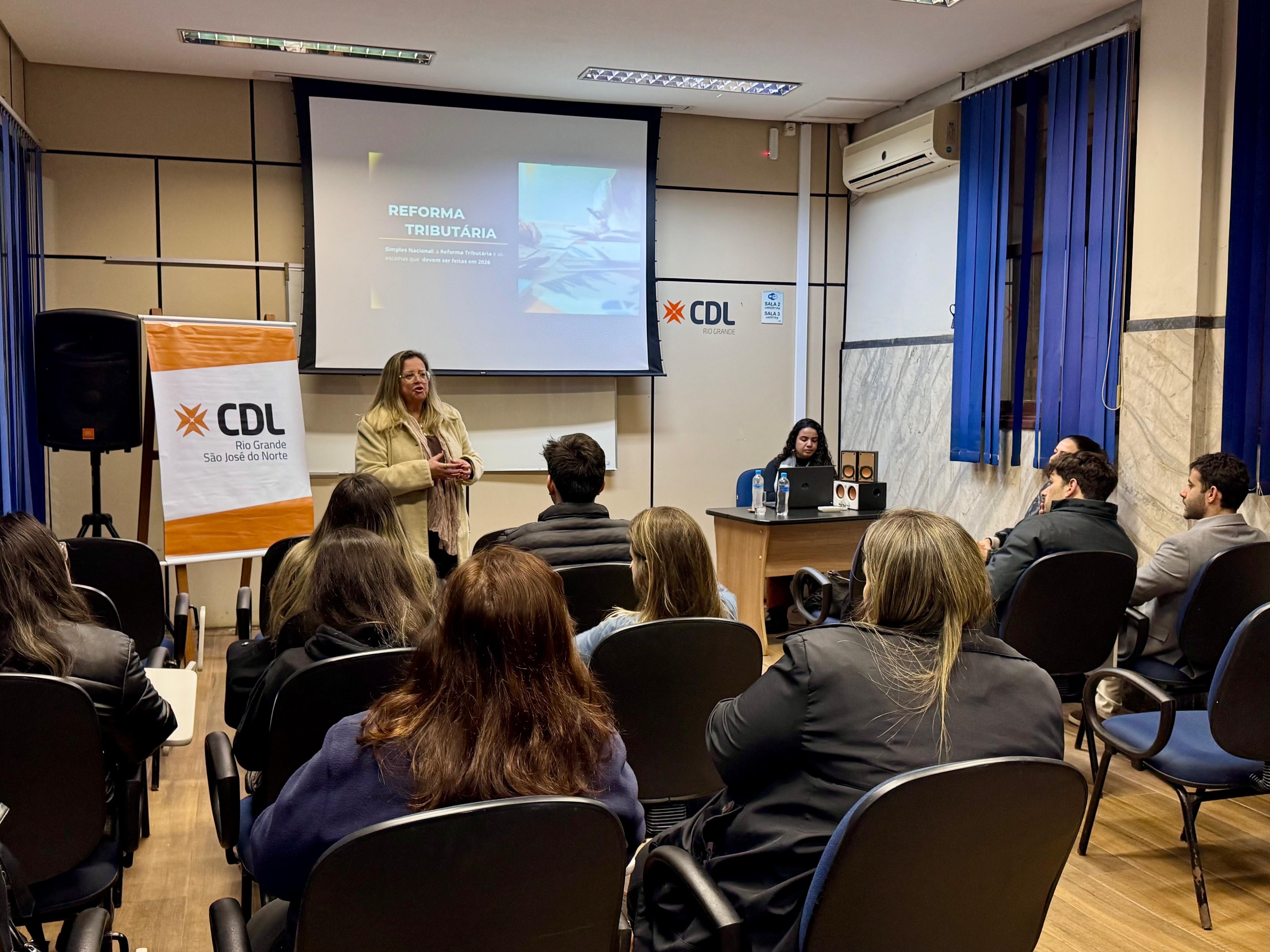 CDL reúne empresários em auditório para discutir impactos da reforma tributária.