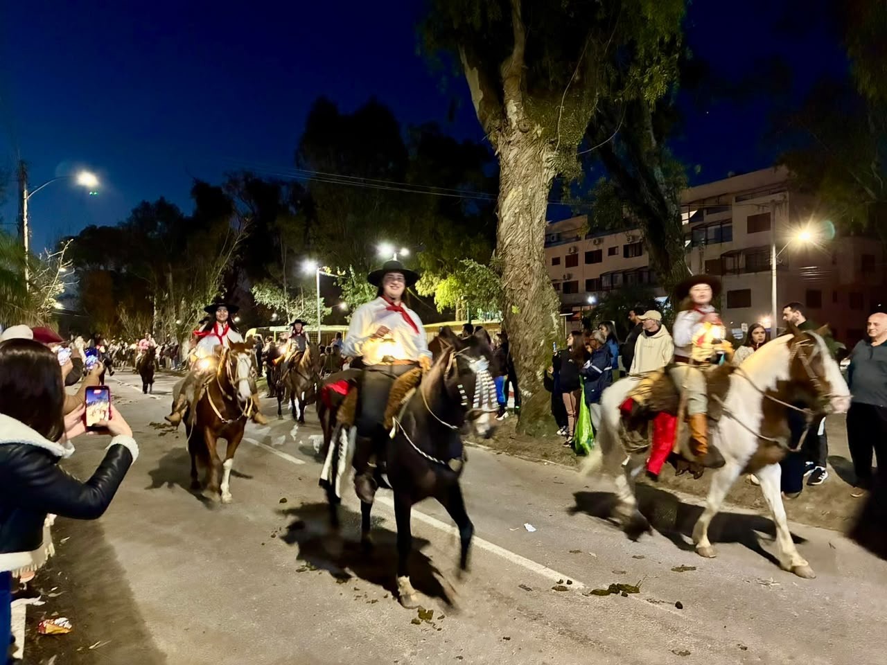 Desfile Elas, Luzes e Patas reúne grande público e valoriza a presença feminina na tradição no Cassino