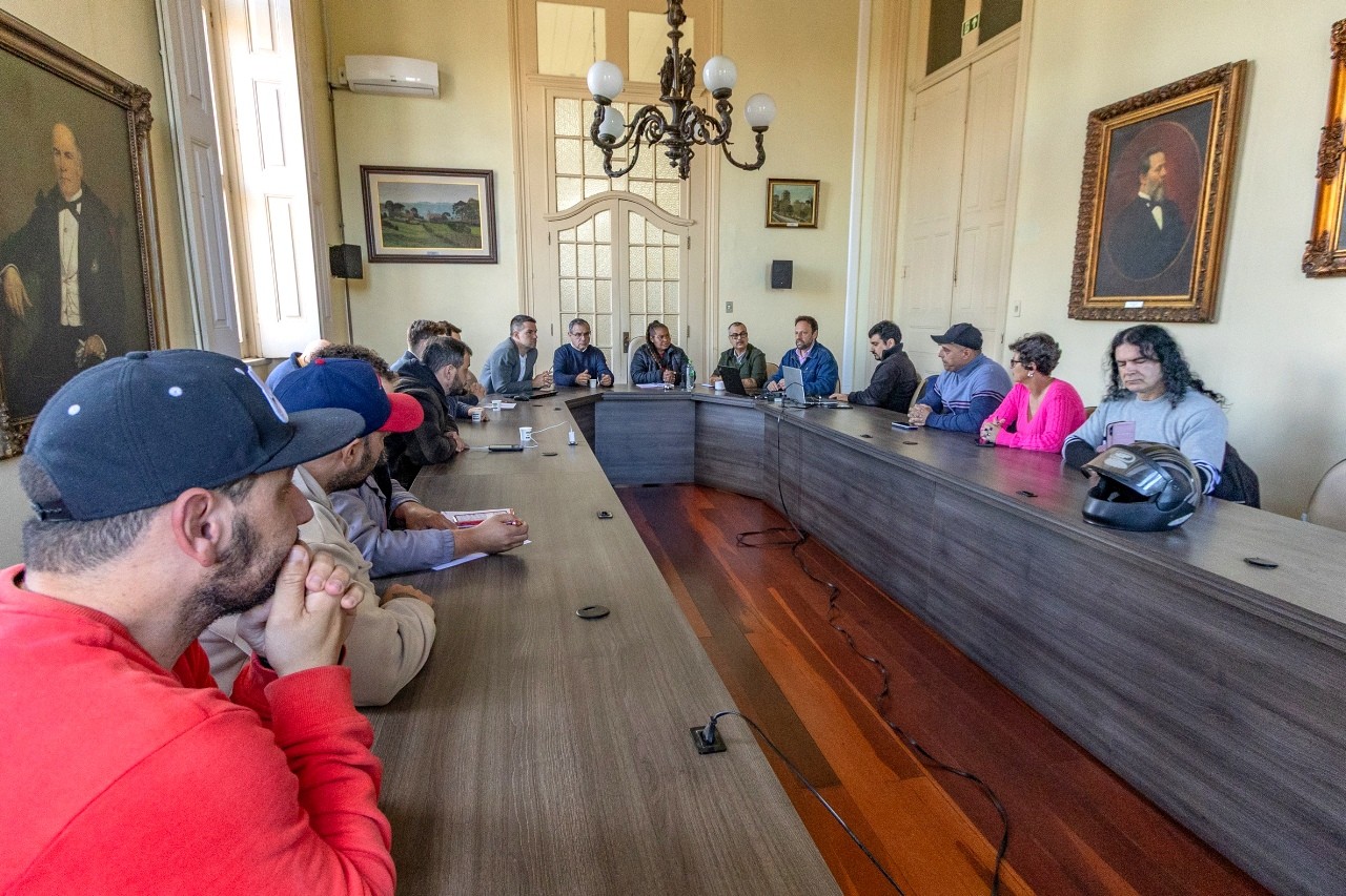 Motoristas de aplicativos de Pelotas se reúnem com prefeita em exercício