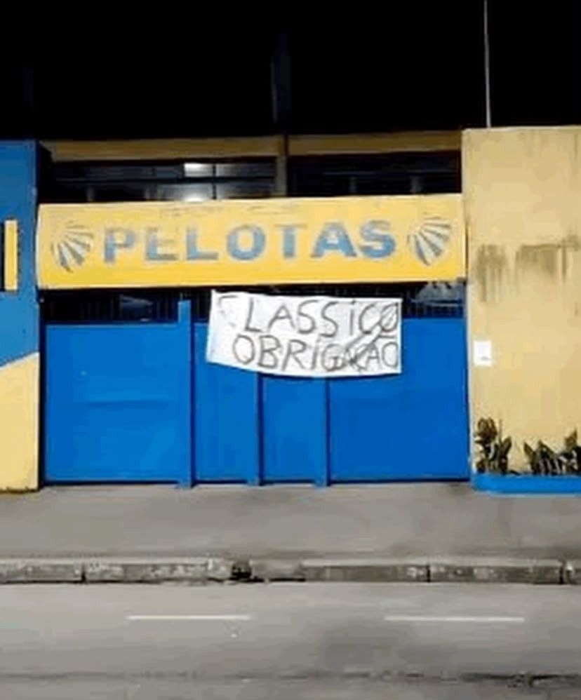 Torcida do Pelotas estende faixas e aumenta pressão na Boca do Lobo