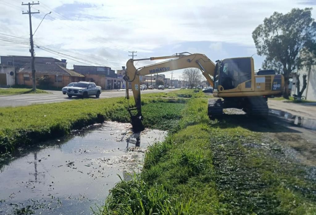 SMI realiza limpeza de valas nas ruas Primeiro de Maio e Rio Amazonas