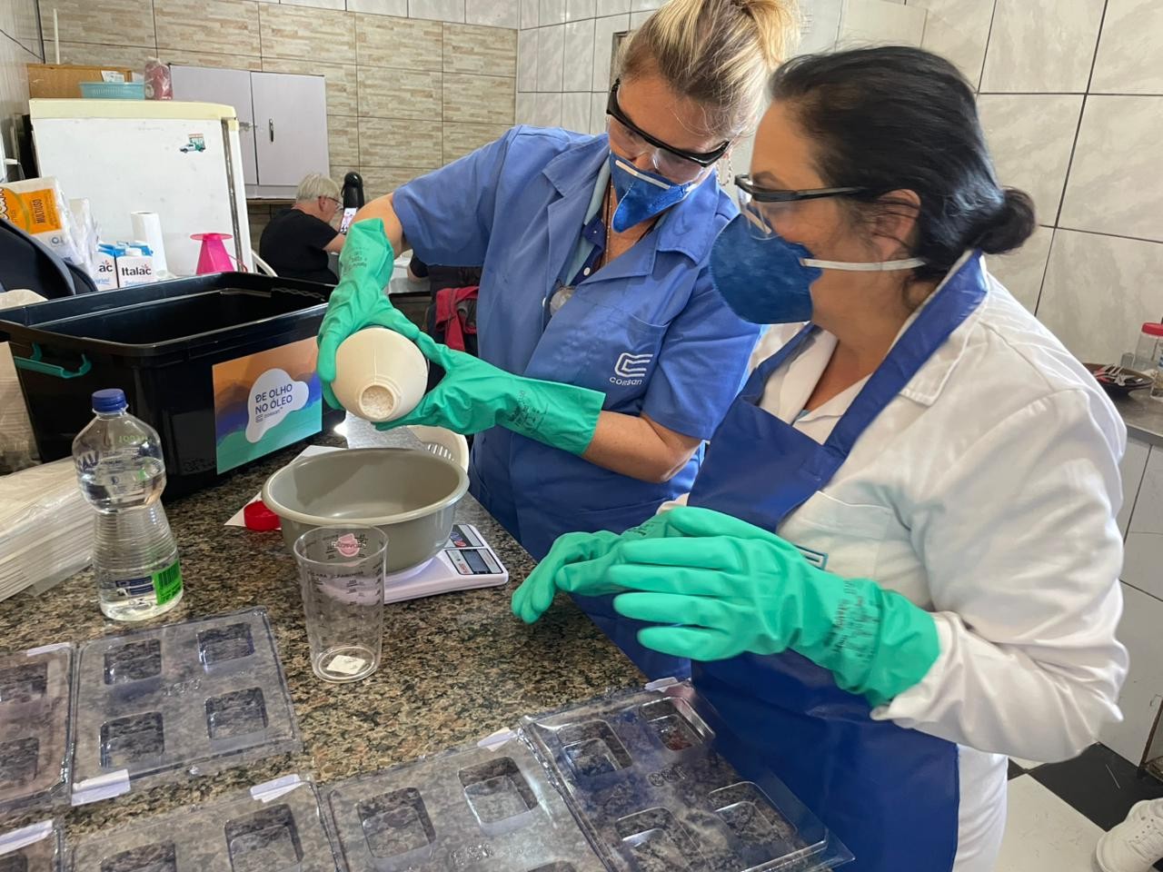 Corsan recolhe 646 litros de óleo de cozinha usado em Rio Grande